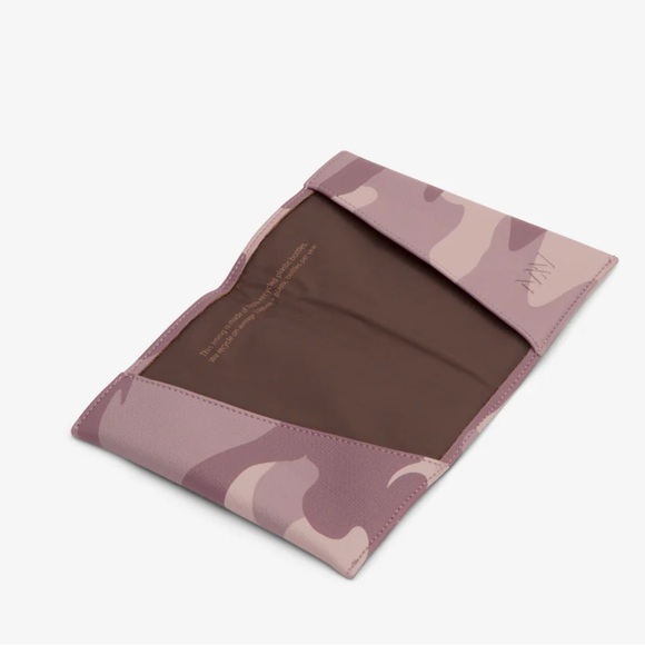 🔖 Matt & Nat Pink Camo Passport Holder - Picture 3 of 4